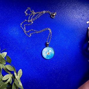 Planète et sa lune sur nébuleuse bleue clair