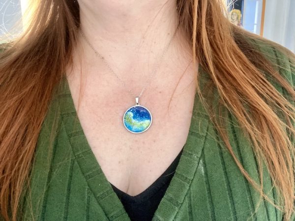 Nébuleuse bleue et verte sur ciel étoilé