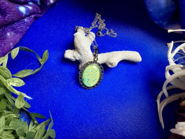 Nébuleuse jaune et verte et étoiles bleues – Image 2