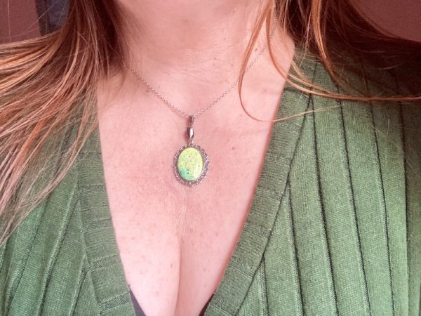 Nébuleuse jaune et verte et étoiles bleues