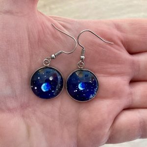 Planètes bleues sur ciel étoilé