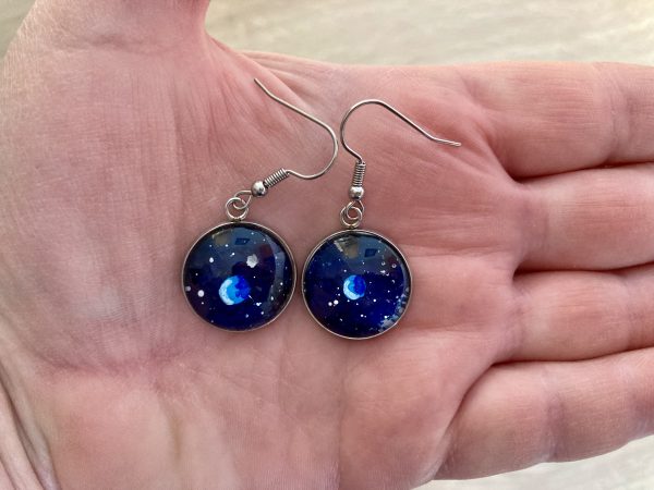Planètes bleues sur ciel étoilé
