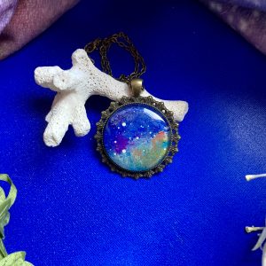 Nébuleuse aux multiples couleurs sur ciel étoilé bleu et violet
