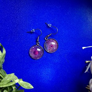 Planètes violettes sur nébuleuse violette