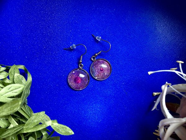 Planètes violettes sur nébuleuse violette