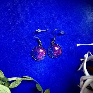 Nébuleuse violette et rose sur ciel étoilé