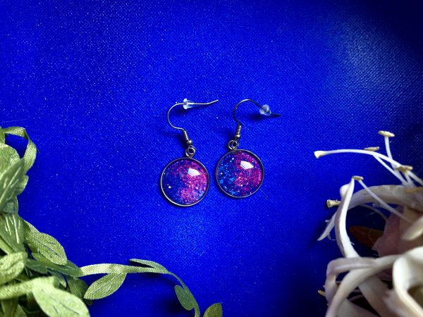 Nébuleuse violette et rose sur ciel étoilé