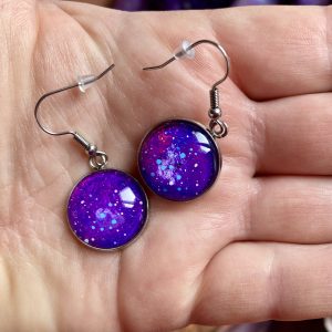 Étoiles bleues sur nébuleuse violette
