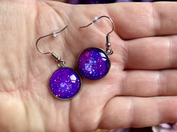 Étoiles bleues sur nébuleuse violette