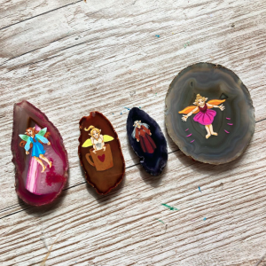 Sur mesure : talisman féérique peint sur agate