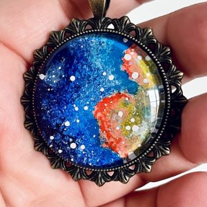 Nébuleuse aux multiples couleurs sur ciel étoilé