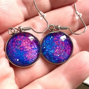 Nébuleuse violette et rose sur ciel étoilé