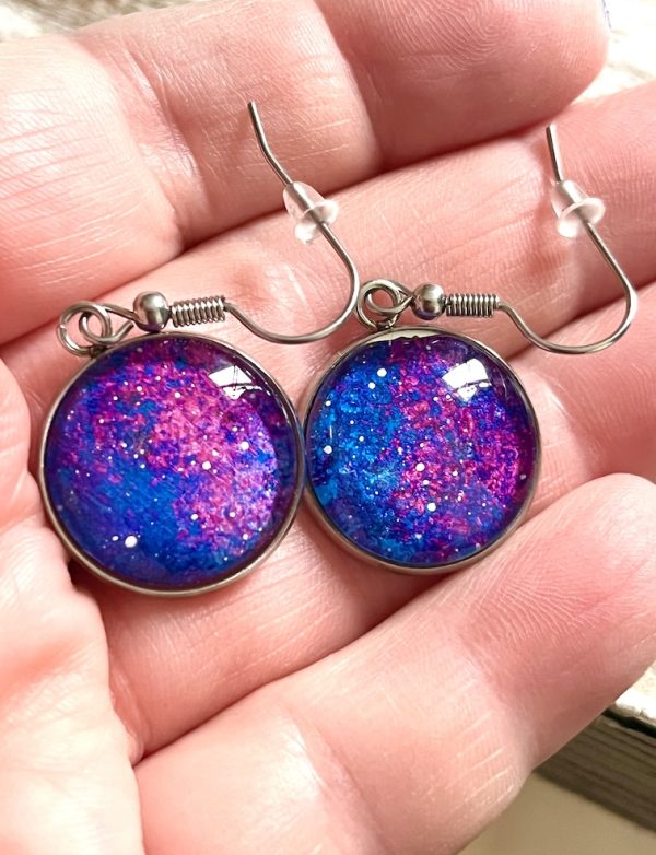 Nébuleuse violette et rose sur ciel étoilé