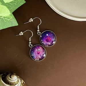 Planètes violettes sur nébuleuse violette