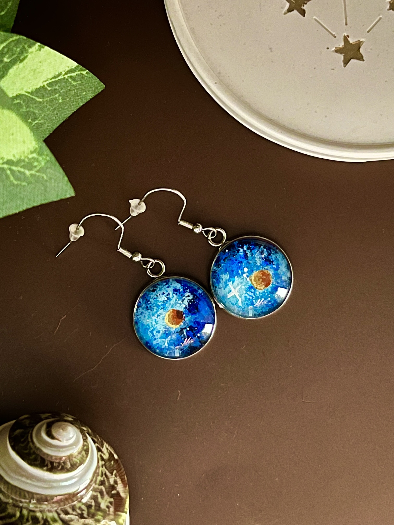 Planètes rocheuses sur nébuleuses bleues