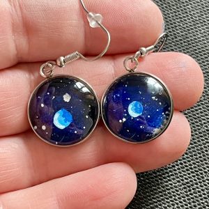 Planètes bleues sur ciel étoilé