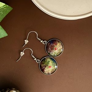 Planètes roses sur nébuleuse grise