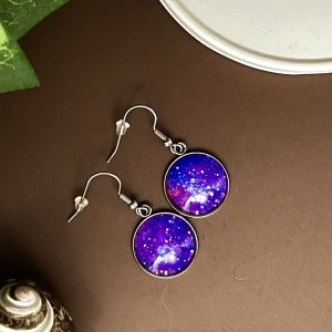Étoiles bleues sur nébuleuse violette