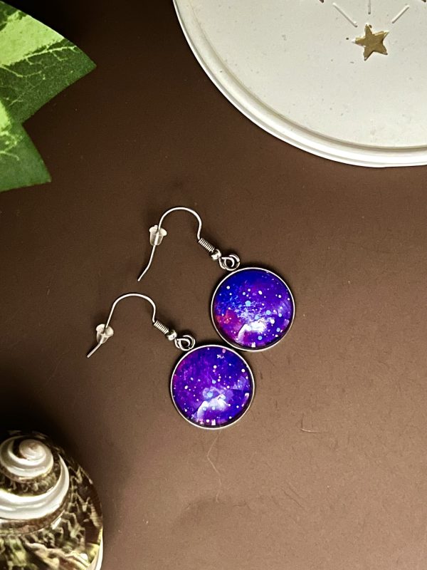 Étoiles bleues sur nébuleuse violette