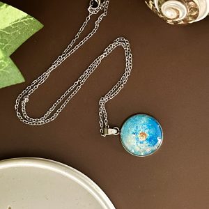 Planète et sa lune sur nébuleuse bleue clair
