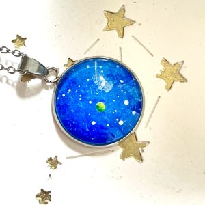 Planète verte sur ciel étoilé