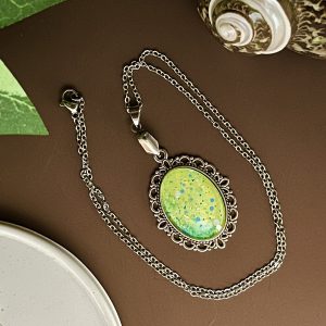Nébuleuse jaune et verte et étoiles bleues