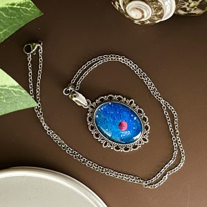 Planète rose sur ciel étoilé