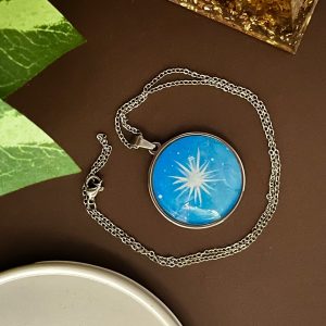 Grande étoile brillante sur ciel étoilé