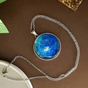 Galaxie spirale et nébuleuse sur ciel étoilé