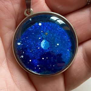 Planète bleue sur ciel étoilé
